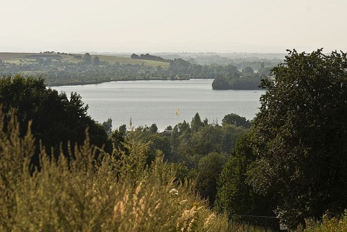 Těžbou štěrku nedaleko Hlučína na Opavsku vzniklo v krajině jezero s rozlohou několika hektarů