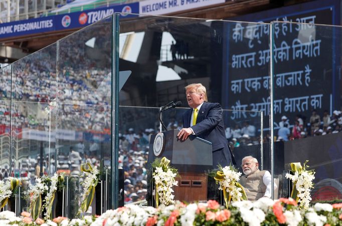 Trumpův proslov na stadionu v Indii.
