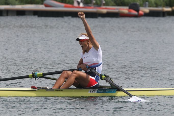 Česká veslařka Miroslava Knapková slaví vítězství na OH 2012 v Londýně.