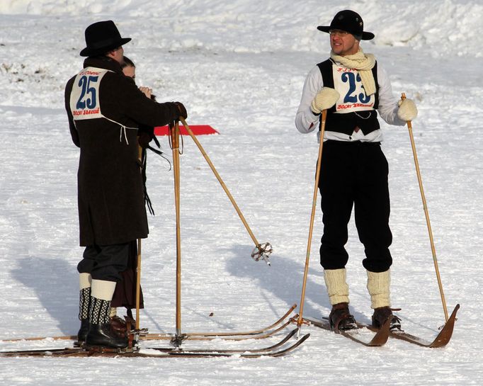 Mezi diváky nechyběli ani skuteční "lyžníci" oblečení  z doby, kdy se ještě lyžím říkalo ski a byly jen kratochvílí pro bohaté podivíny...