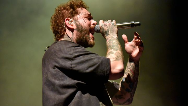 Post Malone v tričku s nápisem Prague a bez bot. Intimní zážitek kazily efekty; Zdroj foto: ČTK/AP
