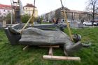 Praha 6 nechala odstranit sochu Koněva, ohradili se Zeman i ruské velvyslanectví