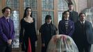 Steve Buscemi, Catherine Zeta-Jonesová, Jenna Ortega, Isaac Ordonez, Joonas Suotamo a Luis Guzmán v komediálně-hororovém seriálu Wednesday 2.