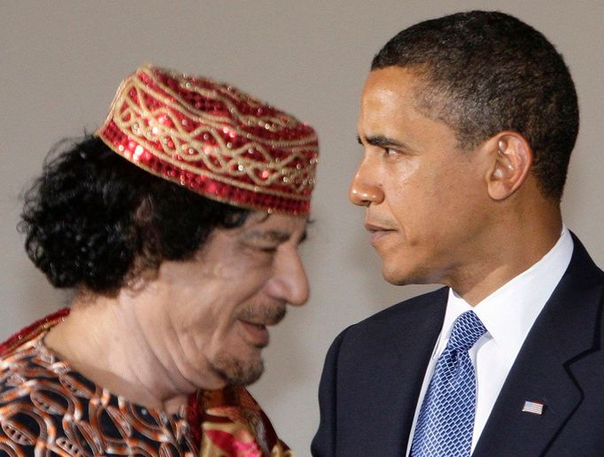 Setkání amerického prezidenta a libyjského vůdce. Obama se s Kaddáfím setkal například při summitu G8 v italské L Aquile v roce 2009, odkud pochází tento snímek.