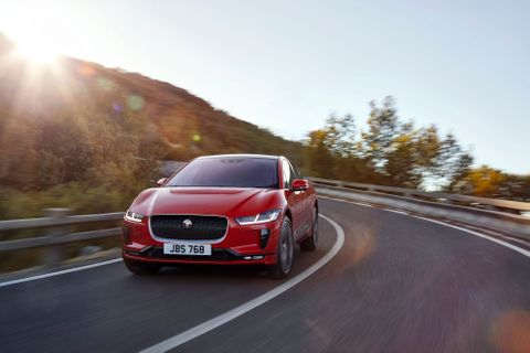 Grafika: I-PACE boří mýty o elektromobilech. Ale pořád je to typický Jaguar