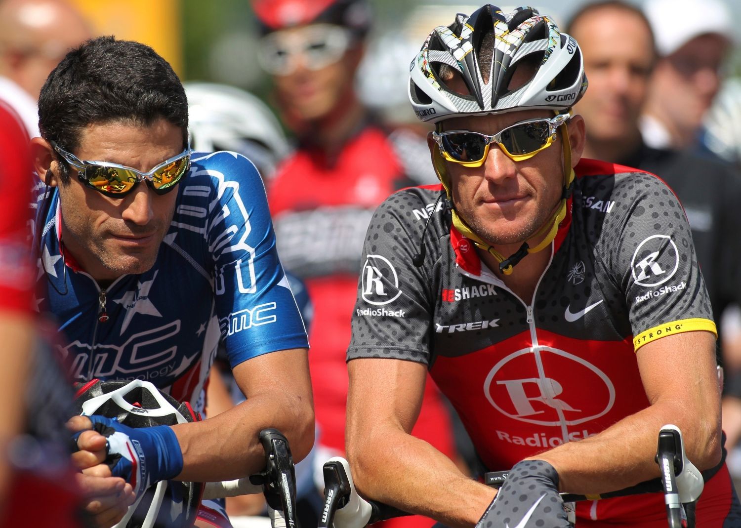 Americký cyklista Lance Armstrong (vpravo) sleduje objektiv s Georgem Hincapiem před startem Kalifornské tour 2010.