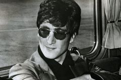 Klon Johna Lennona? Kanadský zubař koupil DNA