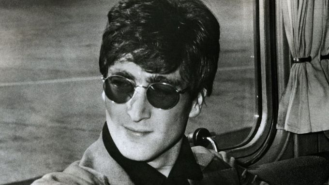 John Lennon se se svou první ženou Cynthií Powellovou seznámil jako studenti umění v Liverpoolu v roce 1957.
