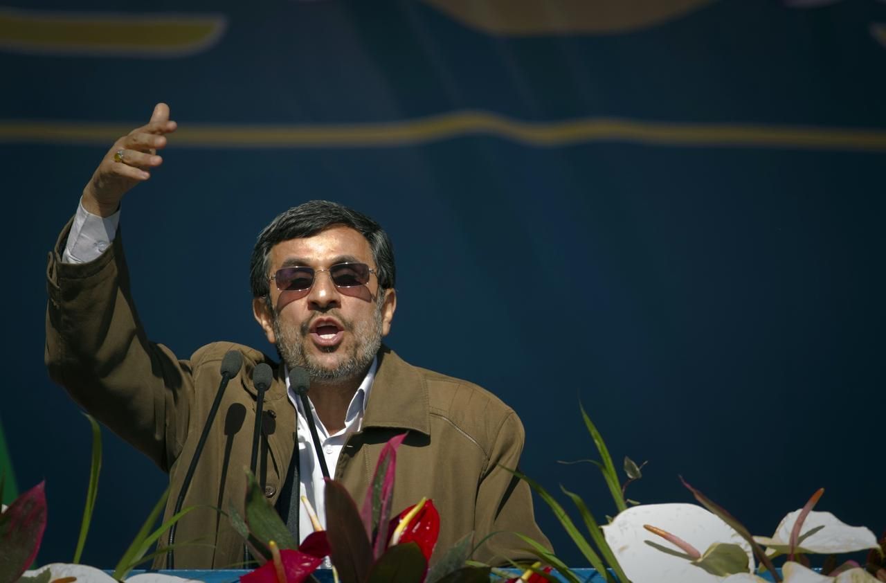 Mahmúd Ahmadínežád během oslav islámské revoluce