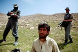 Afghánská policie zatýkající bojovníka Tálibánu.