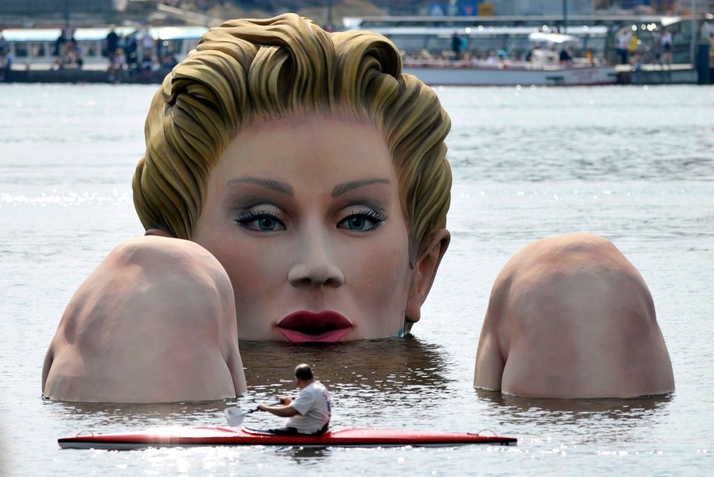 Léto podivuhodných soch: U Hamburku se koupe obří kráska