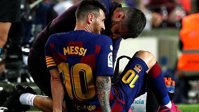Ošetřovaný Lionel Messi v utkání proti Villarrealu.