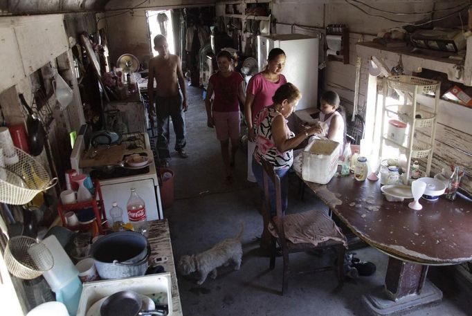 Maria Guadalupe (2nd R) and her family stand inside a train carriage they call home in Cadereyta on the outskirts of Monterrey August 7, 2012. Maria Guadalupe, her eight other family members and their pets have been living in the abandoned carriage next to a train track for the last 15 years. Maria Guadalupe and her husband moved from Tamaulipas to Cadereyta after one of their sons was killed on the street by a stray bullet. The family moved into the carriage, which was empty after having been occupied by a vagabond, after living for the first five years in a rented room after arriving in Cadereyta. Picture taken August 7, 2012. REUTERS/Daniel Becerril (MEXICO - Tags: SOCIETY) Published: Srp. 11, 2012, 1:53 dop.