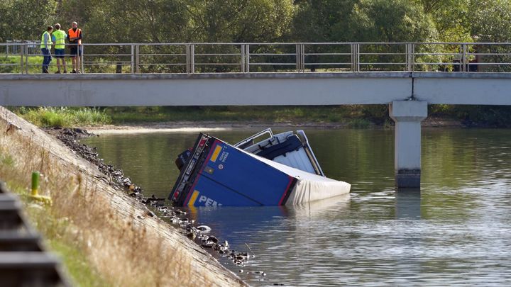 Kamion po nehodě spadl do přehrady, osobní auto začalo hořet. Jeden člověk zemřel
