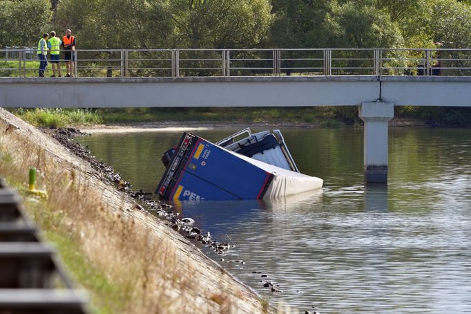 Kamion se převrátil a spadl do přehrady, osobní auto začalo po nárazu hořet.