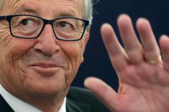EU má poslední šanci, ohlašuje Juncker. Jeho komise prošla