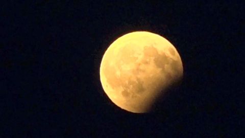 Video: Země zakryla Měsíc. Podívejte se na částečné zatmění pohledem z Pardubic