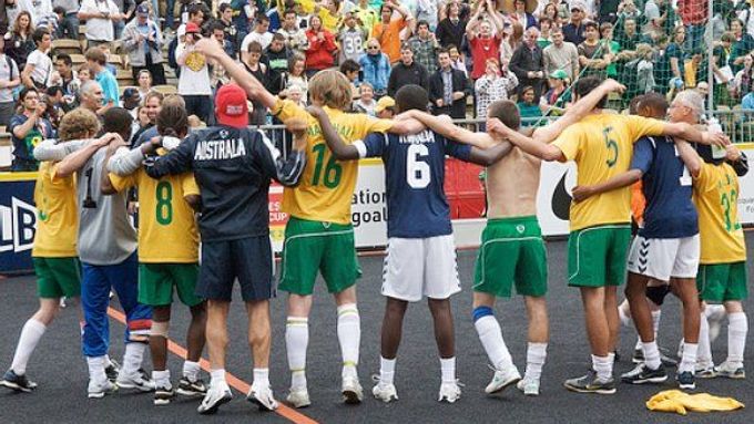 Fanoušky i atmosféru by mohlo mnoho sportovních turnajů bezdomoveckému šampionátu závidět. Společné oslavy hráčů po zápase Austrálie vs. Rwanda.