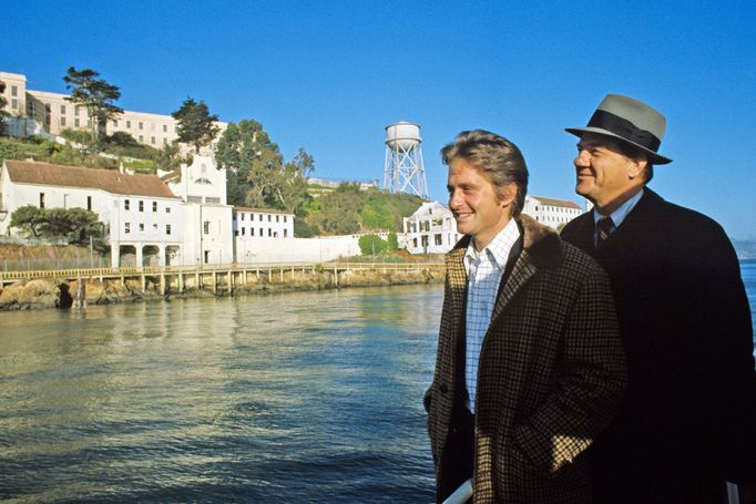 Michael Douglas a Karl Malden v seriálu V ulicích San Francisca.