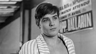 Ve své době byl Alain Delon (na snímku z filmu Rocco a jeho bratři) nejoblíbenějším francouzským hercem, jemuž na vrcholu kariéry konkuroval snad jen Jean-Paul Belmondo. A jeho jméno se stalo synonymem mužské krásy.