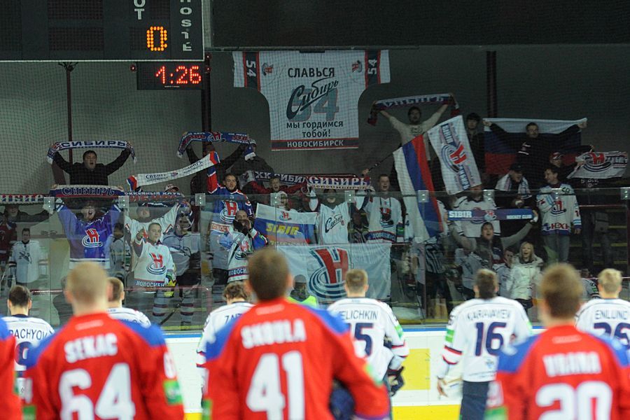 Hokejisté Lva Praha v utkání KHL 2012/13 proti Novosibirsku.