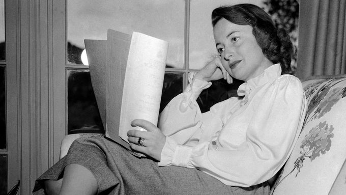 Na snímku z roku 1948 si herečka Olivia de Havillandová čte scénář.