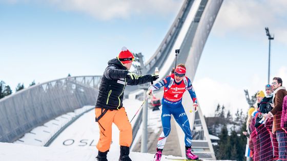 Gabriela Koukalová se občerstvuje