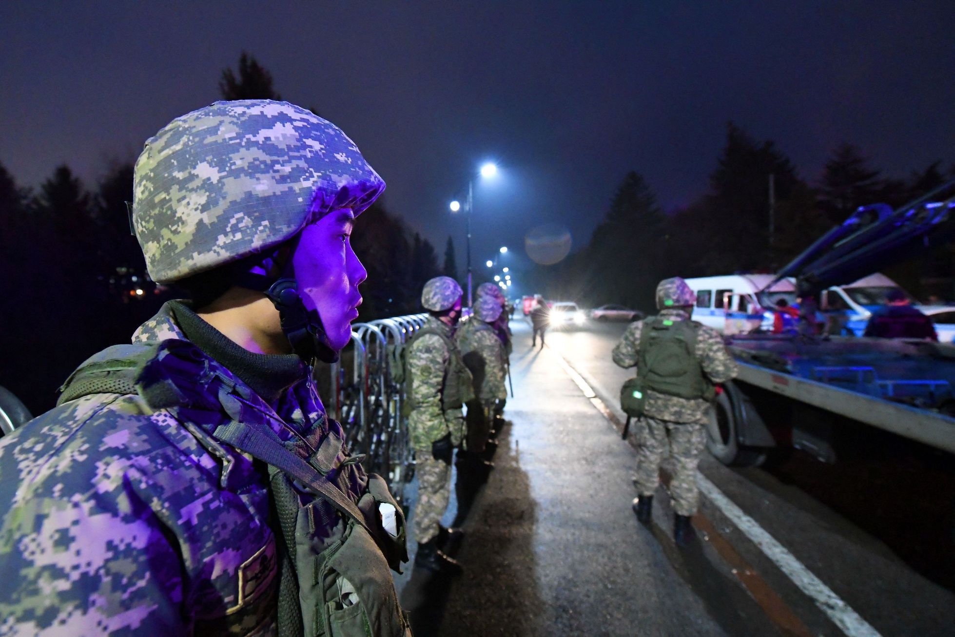 Příslušníci speciálních kazašských jednotek hlídkují v Almaty.