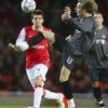 Cesc Fabregas (vlevo) z Arsenalu sleduje Miloše Krasiče z CSKA Moskva v zápase skupiny G Ligy mistrů.