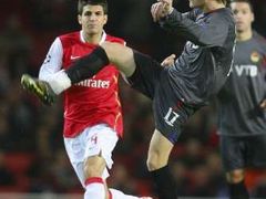 Cesc Fabregas (vlevo) z Arsenalu sleduje Miloše Krasiče z CSKA Moskva v zápase skupiny G Ligy mistrů.
