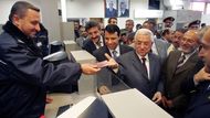 Palestinský prezident Mamúd Abbas ukazuje pas na prvním palestinském přechodu do Egypta.