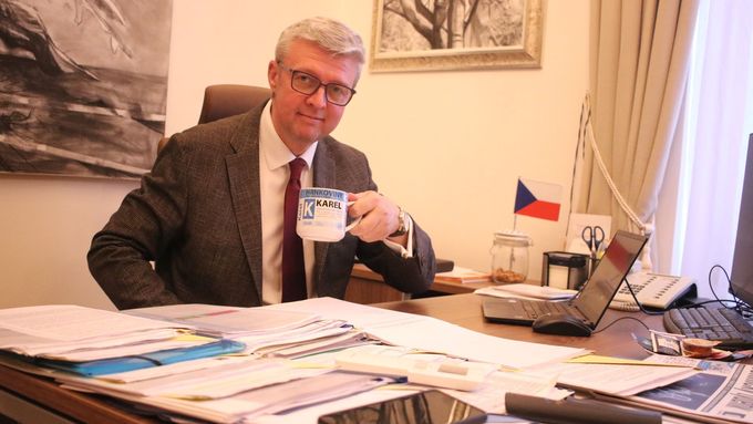 Stínový premiér vlády ANO Karel Havlíček za svým stolem v kanceláři, kde si vede velmi pečlivou statistiku všech aktivit stínových ministrů.