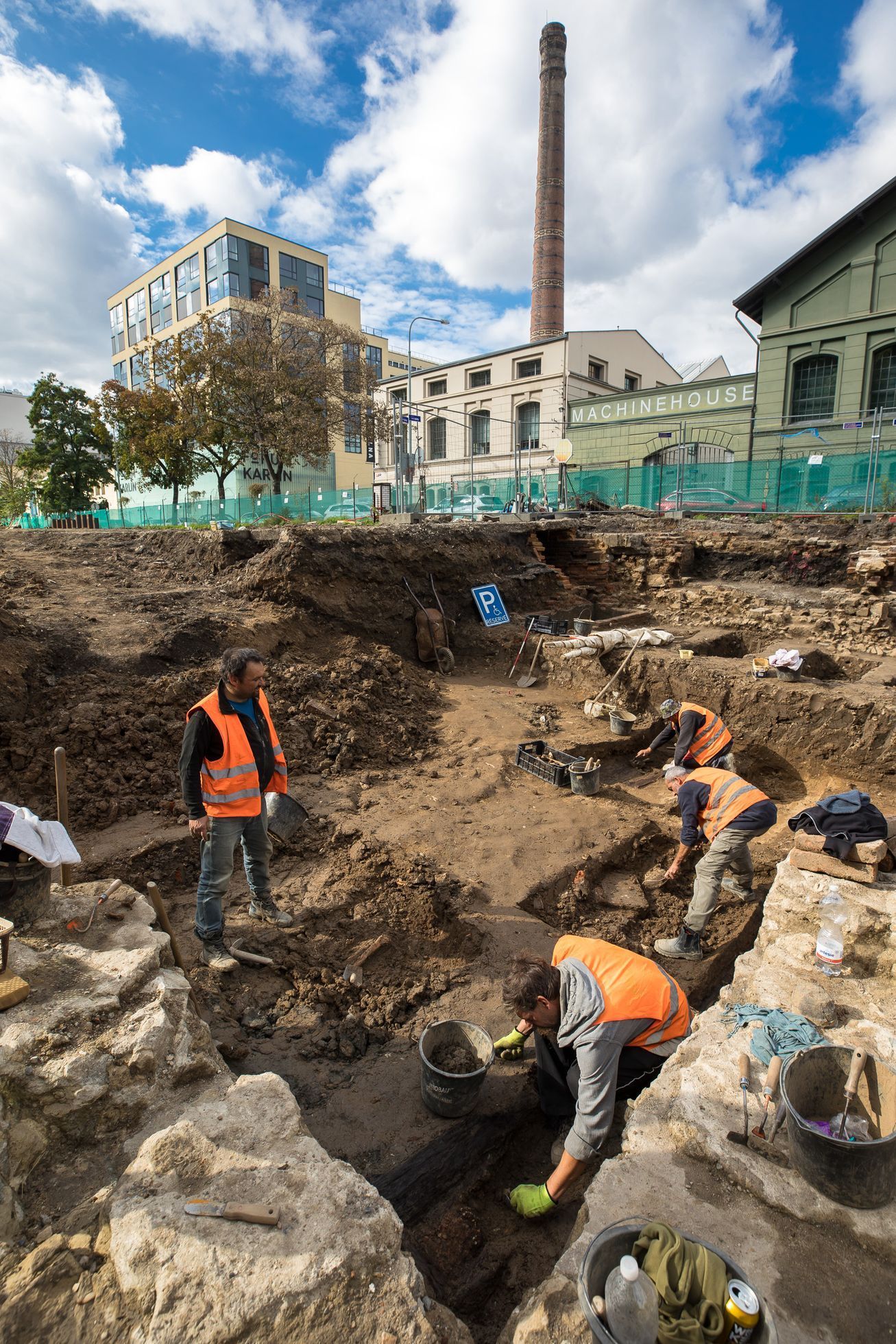 Archeologické vykopávky, Karlín, masový hrob, Vojenský hřbitov Karlín, kosti, archeologie, antropologie