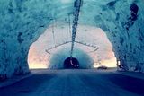 Devět metrů široký a 6,3 metru vysoký tunel, který je místy v hloubce až 1,4 km pod povrchem, stál 1,08 miliardy norských korun (asi 46,6 miliardy korun).