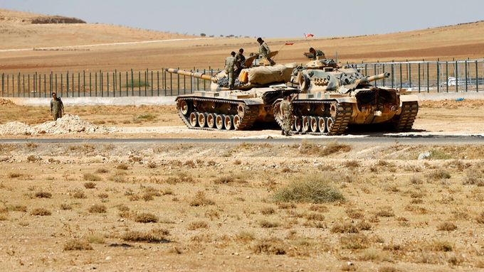 Turecká armáda na hranicích se Sýrií.