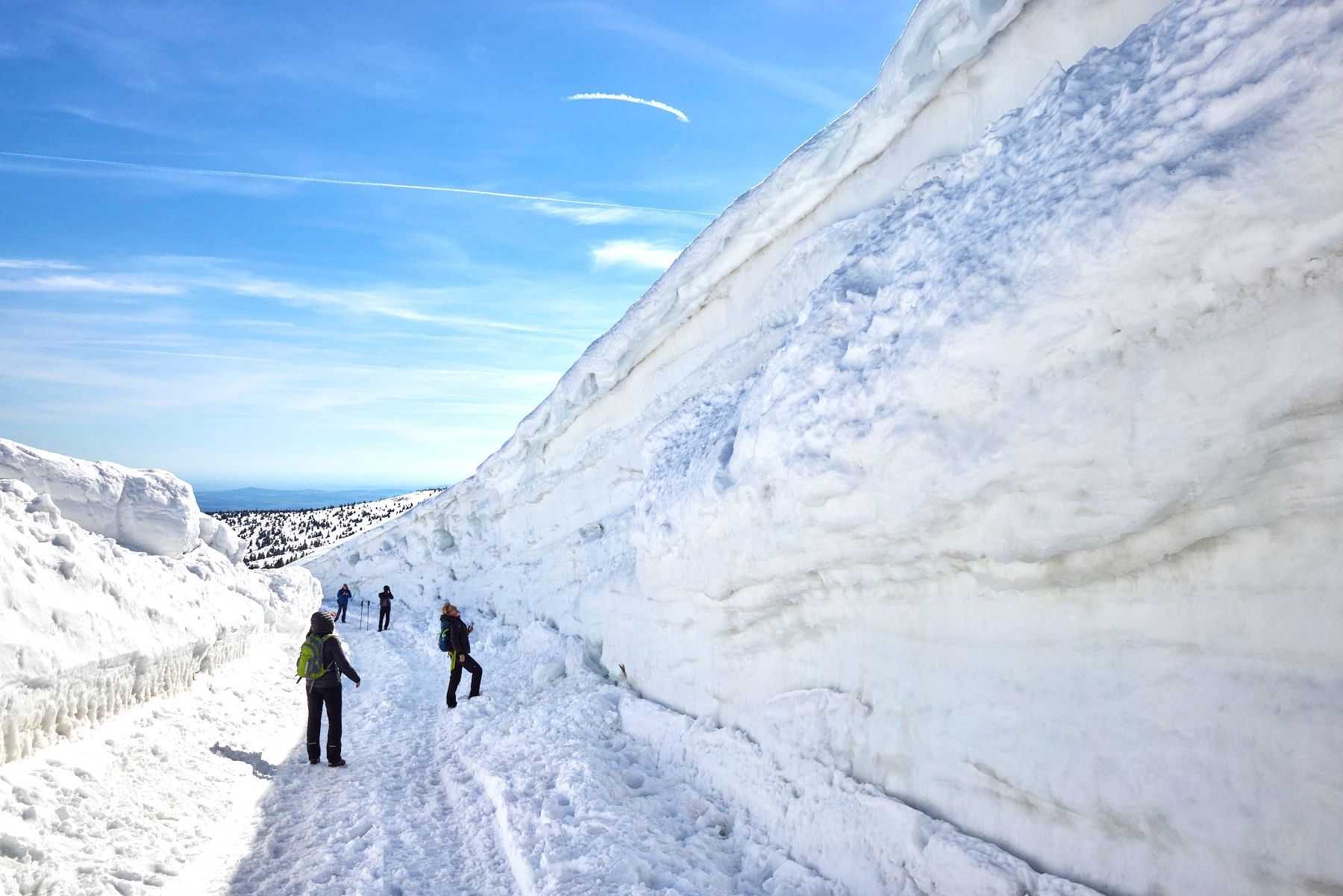 Jednorázové užití / Fotogalerie / Fréza proráží sněhové bariéry v Krkonoších, jsou vysoké až šest metrů
