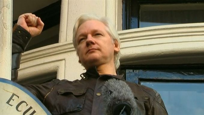 Julian Assange zatčen - vyjádření ministra zahraničí UK