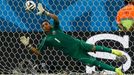 MS 2014: Keylor Navas při penaltách s Řeckem