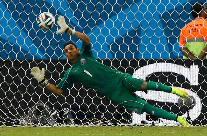 MS 2014: Keylor Navas při penaltách s Řeckem