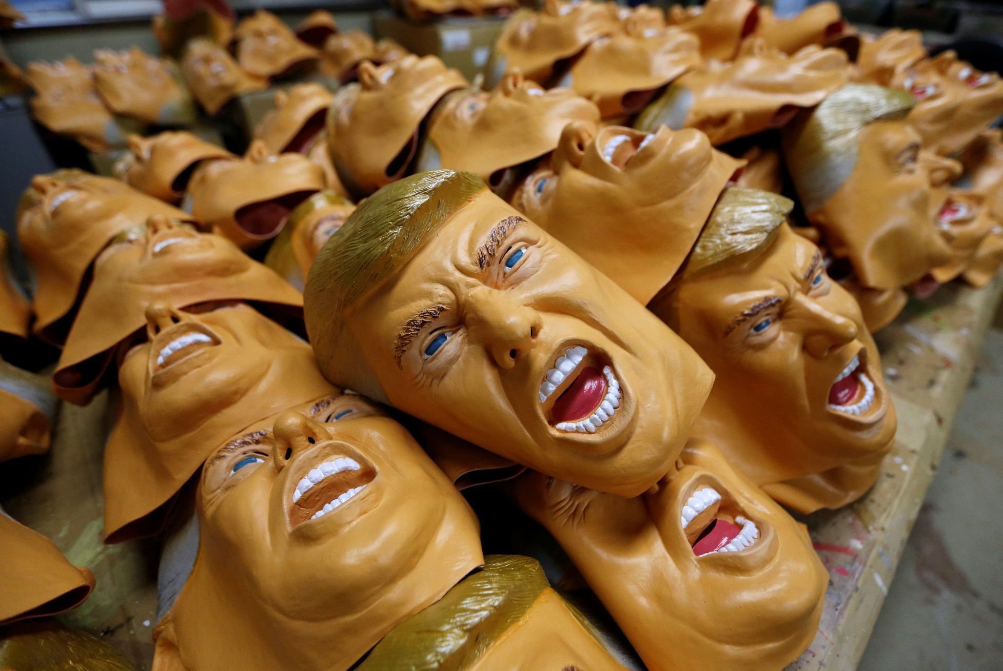 Výrobna masek s tváří Donalda Trumpa v japonské Saitamě.