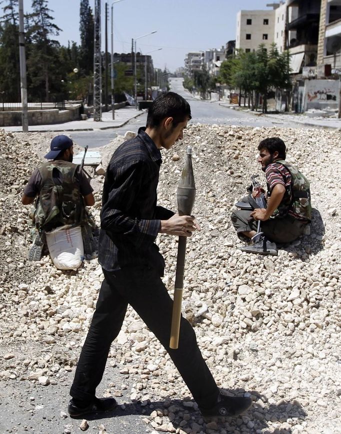 Povstalci disponují protitankovými zbraněmi a tak se ji zatim podařilo některé z tanků, kterými armáda útočí na Aleppo.