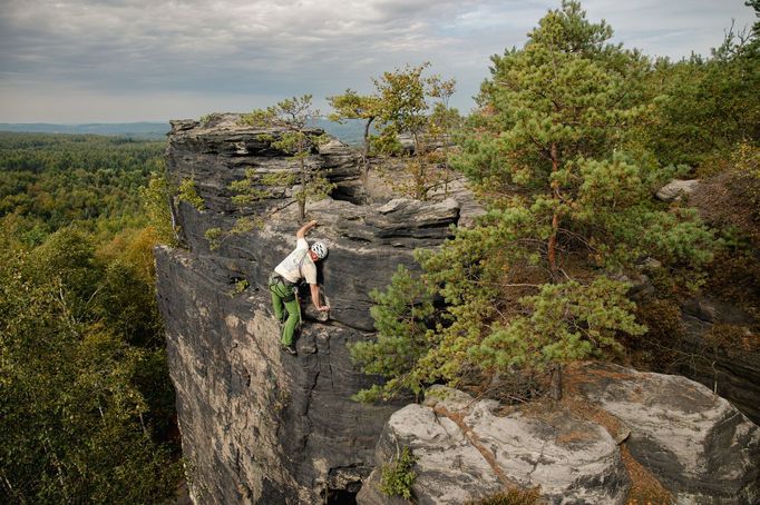 Novinář Tomáš Etzler při své nejoblíbenější zálibě, lezení na skály.