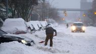 "Bylo to šílené," popisuje Fred Culin (není na fotografii) z New Yorku, jak odhrabával příjezdovou cestu u domu, kterou pokryl téměř metr sněhu. "Odhrabávat sníh směrem do kopce a na ledu bylo dost zajímavé," řekl britskému deníku The Guardian 23letý muž, který činností strávil přes hodinu a půl.