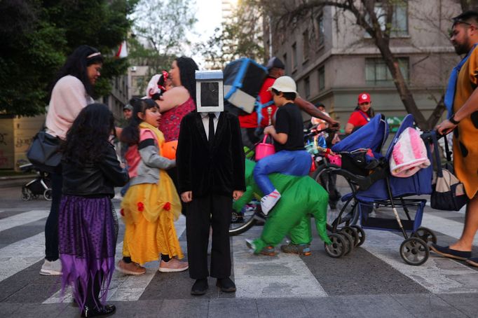 Lidé oslavovali Halloween.