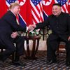 Donald Trump a Kim Čong-un si podali ruku v Hanoji.