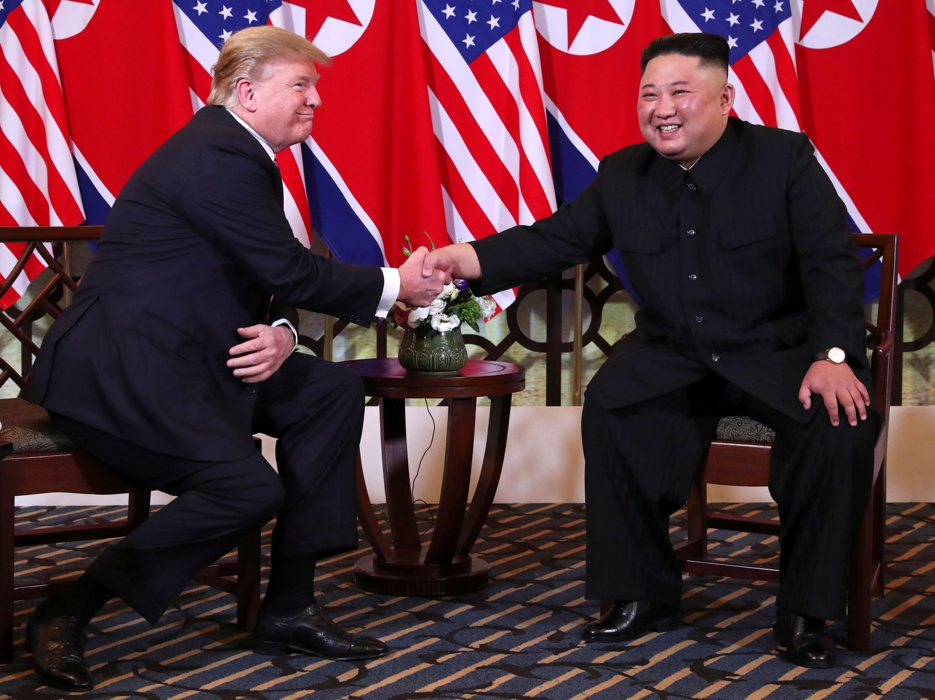 Donald Trump a Kim Čong-un si podali ruku v Hanoji.