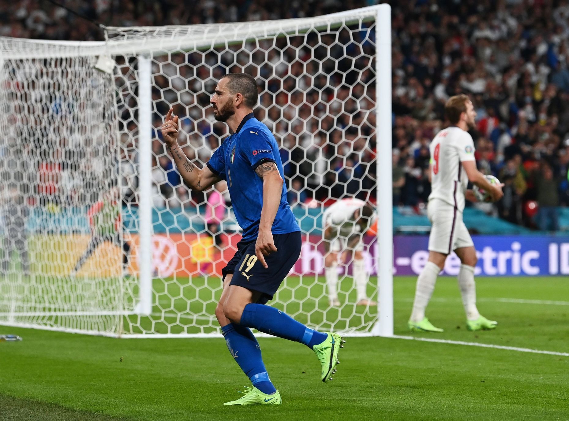 Leonardo Bonucci slaví gól ve finále ME 2020 Itálie - Anglie