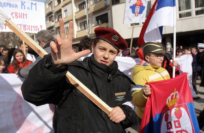 Věříme ve Svatou Trojici, jsme pravoslavní křesťané. To značí tři prsty tohoto gesta.