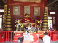 Buddha uvnitř tibetského chrámu.