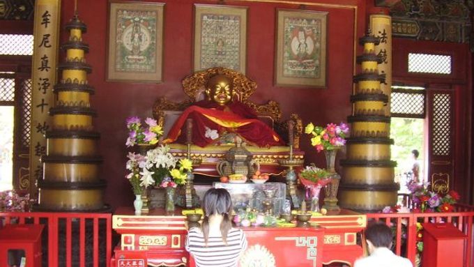 Buddha uvnitř tibetského chrámu.